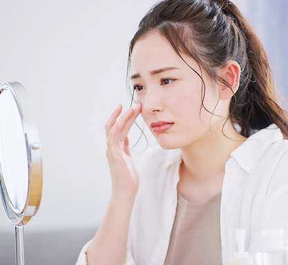 くりかえすニキビ肌のお手入れには、ニキビ原因菌の増殖を抑える成分配合の洗顔料がおすすめです。