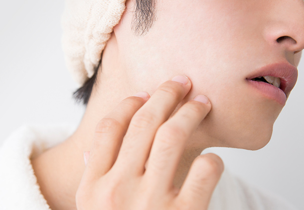 くりかえすニキビ肌のお手入れには、ニキビ原因菌の増殖を抑える成分配合の洗顔料がおすすめです。