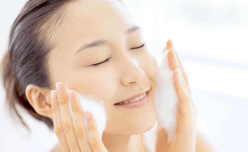 角質を含む頑固な汚れを洗浄し、透明感あるつるすべ肌に導くおすすめの洗顔料は？